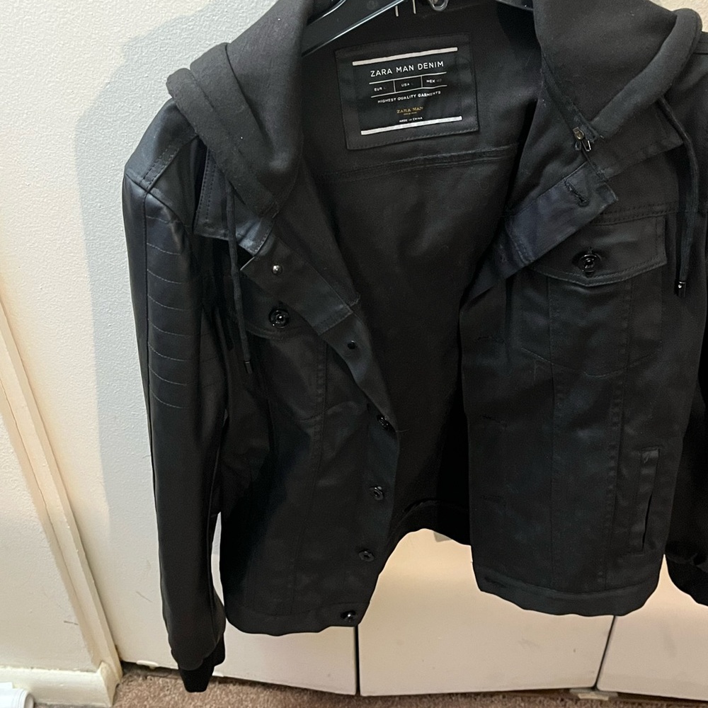 Men’s Zara jacket size large. Gently worn. No signs of wear.